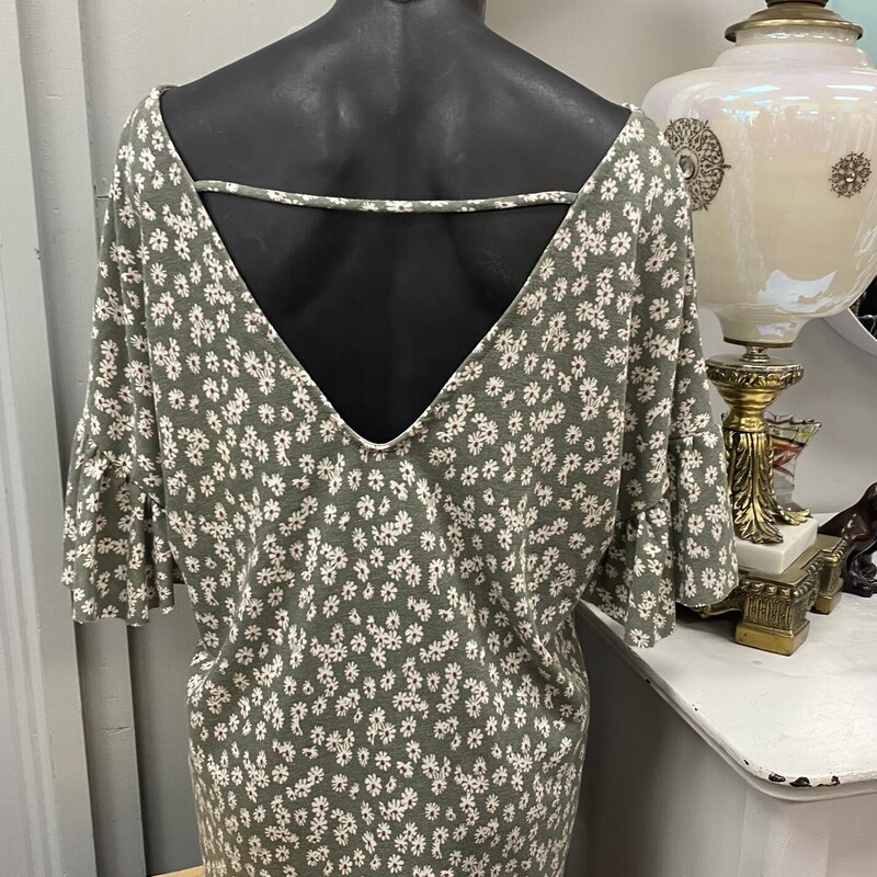 new with tags
a solid green with flowers peppered throughout
ruffle sleeves
deep v in the front & the back
The Medium Company, Green, Size: M