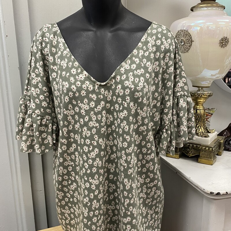 new with tags
a solid green with flowers peppered throughout
ruffle sleeves
deep v in the front & the back
The Medium Company, Green, Size: M