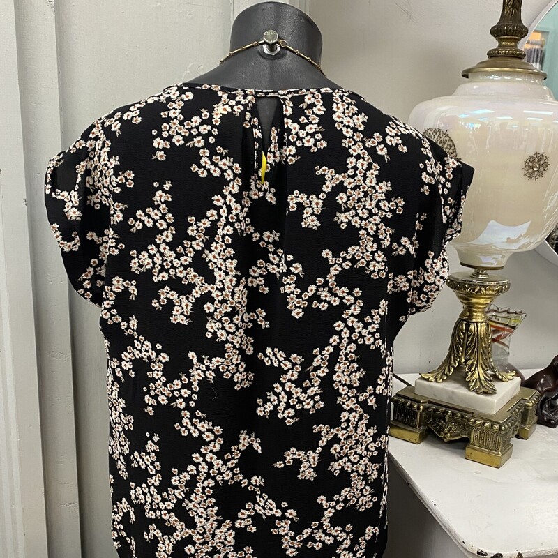 spring tops are coming at ya!!!<br />
this solid black with white flowers throughout<br />
barely sleeves<br />
loose flowy fit<br />
<br />
Floral, Black, Size: S