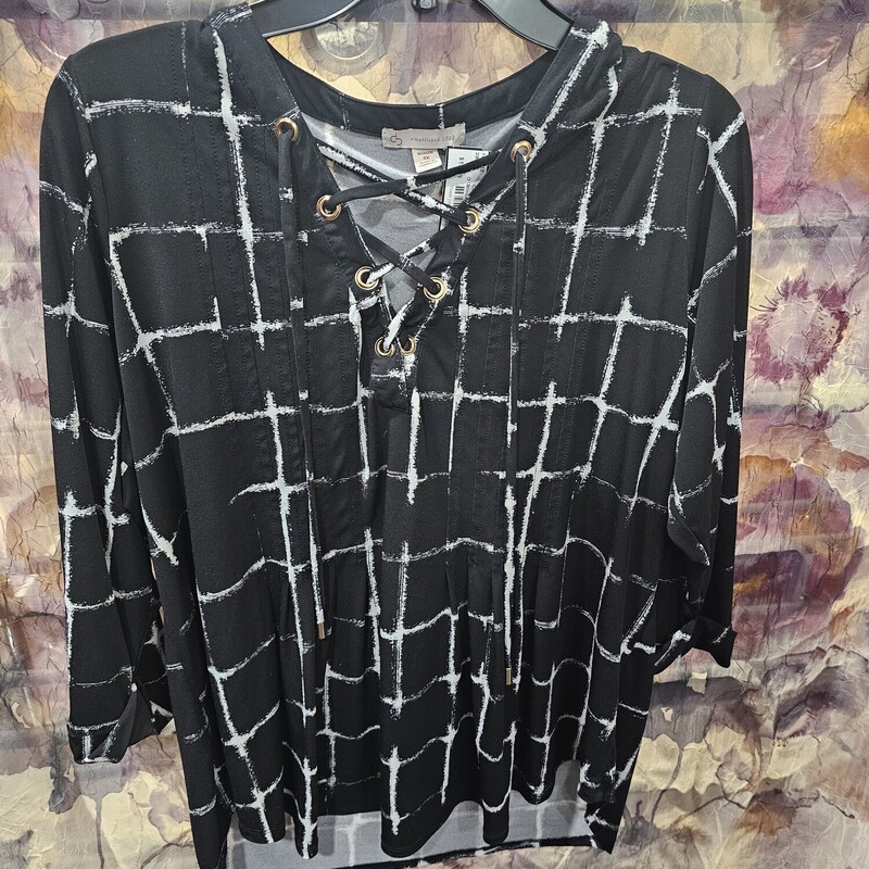 Half to long sleeve blouse in black and white pattern