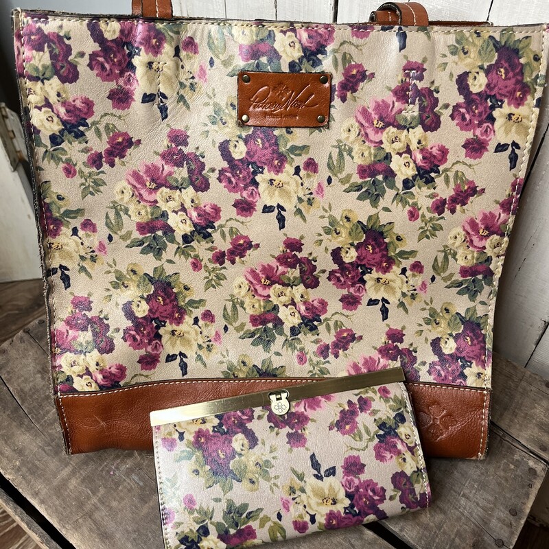 Tote & Wallet Patricia Nash, Ant.Rose, Size: 13x13x5
Patricia Nash Antique Rose Shopper Tote.

Some corner wear on tote.  Wallet in very good condition.

13.5 inches wide. 13 inches tall. 5.5 inches deep. 11 inch strap drop.
