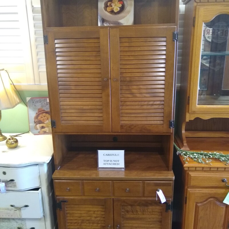 Ethan Allen 2 Pc Cabinet

Ethan Allen 2 Pc cabinet with 2 storage areas with doors and one drawer.  Cabinet also has a top and middle shelf to display items.

Size: 30 in wide X 19 in deep X 78 in high