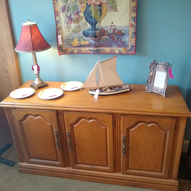 Oak Buffet W/3 Cabinets

Oak buffet in good condition with 3 cabinets for storage.

Size: 56 in wide X 19 in deep X 30 in high