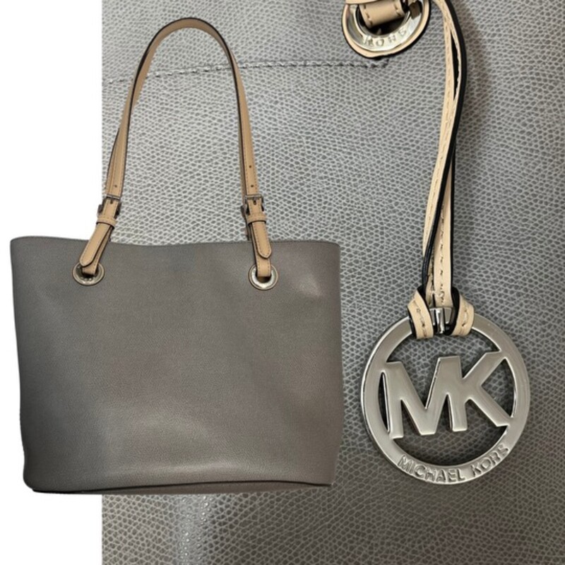 Michael Kors Jet Set Tote Bag
Silver Hardware
Saffiano Leather
Colors: Taupe, with Buff