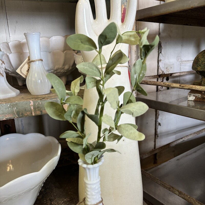 This all season stem is pretty on its own or mixed with seasonal florals.  The fabric leaves give this stem a realistic look.  Stem measures approx 18 inches tall