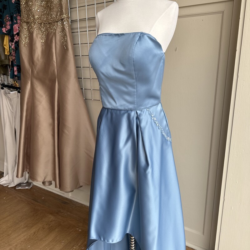 MoriLee HiLow SL Dress, Lt Blue, Size: 18<br />
All Sale Are Final<br />
No Returns<br />
Pick Up In Store Within 7 Days Of Purchase<br />
or<br />
Have It Shipped<br />
Thanks For Looking :-)