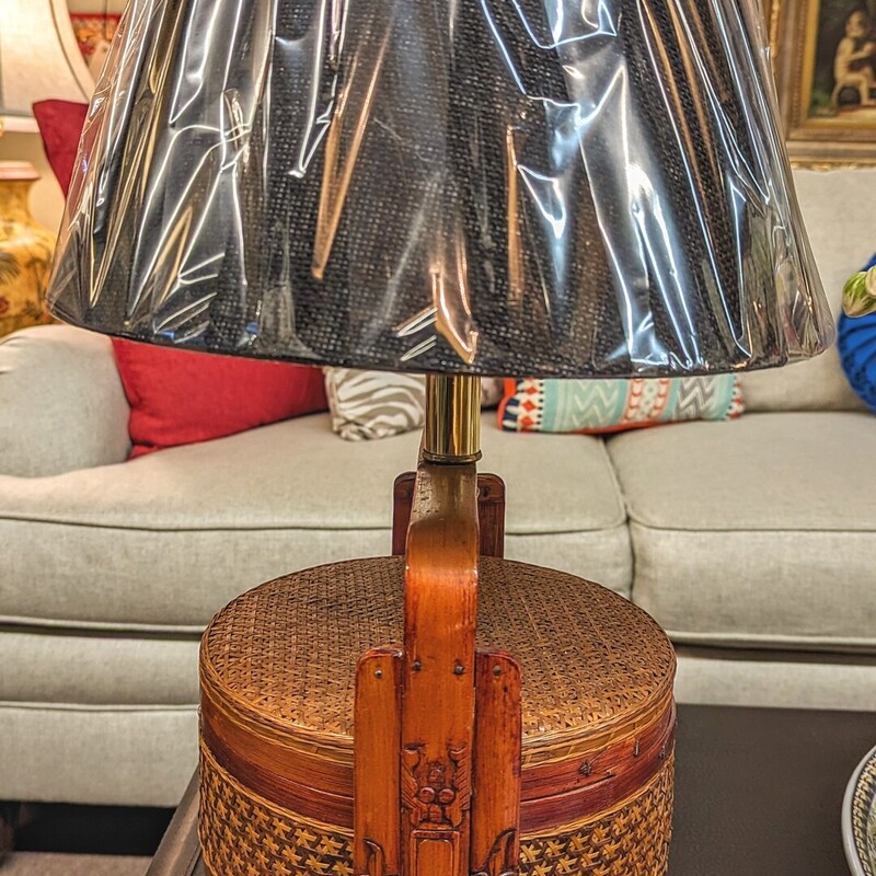 Vintage Chinese Wedding Basket Lamp
Brown Black
Size: 8.5x25H
