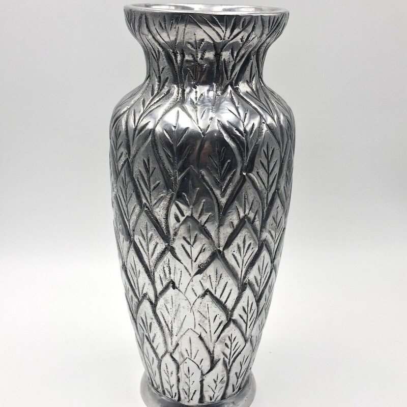 Pottery Barn Metal Leaf Carved Vase
Silver Size: 5.5 x 12H
