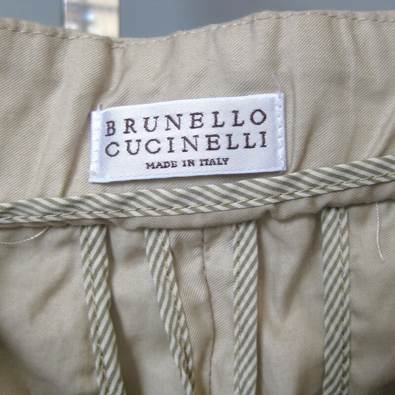 Beautifully tailored casual pants from luxury bespoke tailor Bruno Cucinelli.<br />
Made in Italy of cotton/silk blend fabric these have a button and side zipper closure, relaxed fit and a cool waistband fitted with teeny silver beads for a tiny bit of sparkle.<br />
The pockets on the back are decorative.<br />
<br />
Marked US size 2, here are the flat measurements:<br />
waist : 15<br />
hip: 22<br />
rise: 11.5<br />
inseam: 26<br />
side seam: 36<br />
<br />
excellent condition, no flaws.<br />
Thanks for looking!<br />
#70563<br />
#couture #luxurybrand #brunocucinelli #madeinitaly