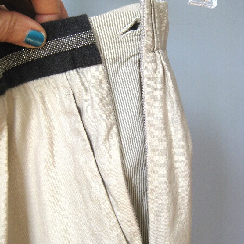 Beautifully tailored casual pants from luxury bespoke tailor Bruno Cucinelli.
Made in Italy of cotton/silk blend fabric these have a button and side zipper closure, relaxed fit and a cool waistband fitted with teeny silver beads for a tiny bit of sparkle.
The pockets on the back are decorative.

Marked US size 2, here are the flat measurements:
waist : 15
hip: 22
rise: 11.5
inseam: 26
side seam: 36

excellent condition, no flaws.
Thanks for looking!
#70563
#couture #luxurybrand #brunocucinelli #madeinitaly