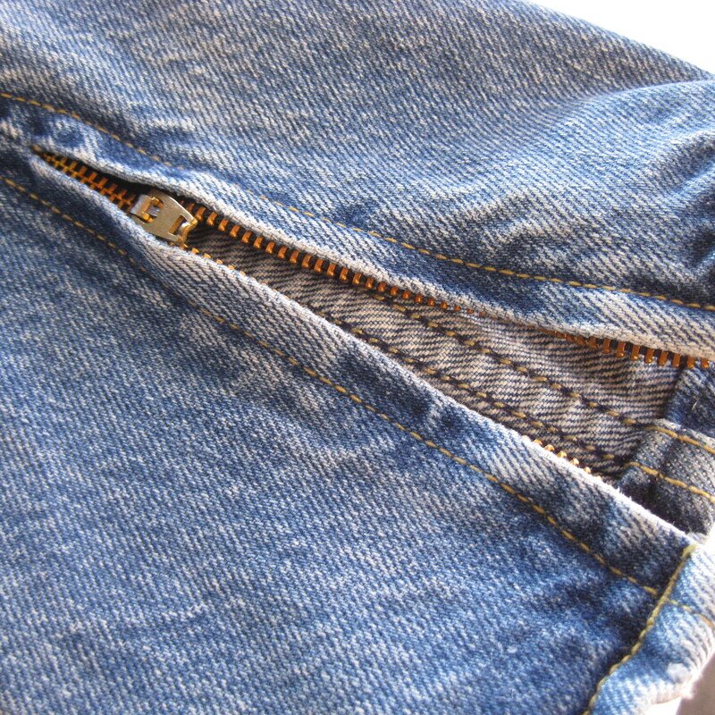 Vintage 1980s high waisted jeans by Georges Marciano for Guess<br />
Regular weight denim in a medium blue wash.  Tapered leg with zippers at the end<br />
High waisted<br />
made in the USA<br />
Marked size 8 but beware, may fit smaller, pls see measurements below<br />
Excellent condition.<br />
<br />
Flat measurements:<br />
waist: 15.25<br />
hip: 20.5<br />
rise: 13<br />
inseam: 27<br />
side seam: 37.5<br />
<br />
Thanks for looking!<br />
#70114