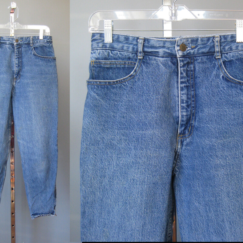 Vintage 1980s high waisted jeans by Georges Marciano for Guess
Regular weight denim in a medium blue wash.  Tapered leg with zippers at the end
High waisted
made in the USA
Marked size 8 but beware, may fit smaller, pls see measurements below
Excellent condition.

Flat measurements:
waist: 15.25
hip: 20.5
rise: 13
inseam: 27
side seam: 37.5

Thanks for looking!
#70114