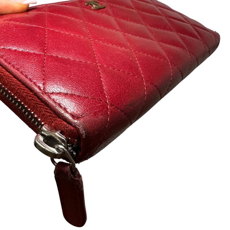 Chanel Quiled Gusset Zip Red Wallet
Lambskin
Code:19779762
Dimensions
W:7.48 x H:3.93 x D:0.78
Note: Wear on all corners and scratch through the back. Scratching on the hardware.