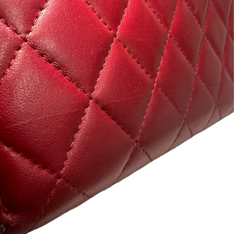 Chanel Quiled Gusset Zip Red Wallet<br />
Lambskin<br />
Code:19779762<br />
Dimensions<br />
W:7.48 x H:3.93 x D:0.78<br />
Note: Wear on all corners and scratch through the back. Scratching on the hardware.