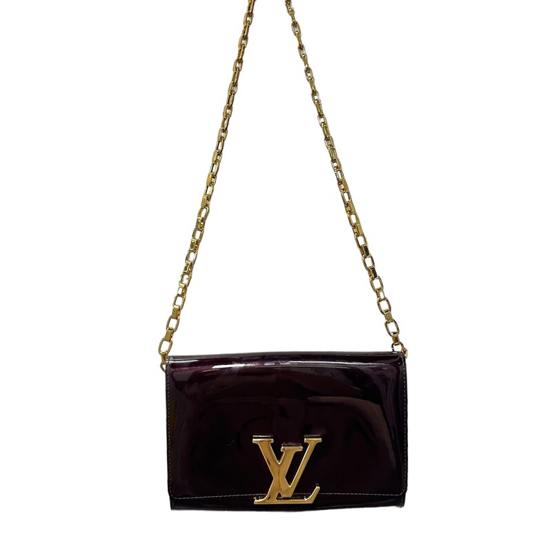 Louis Vuitton Amarante Chain Louise GM
This pochette on chain is made with  amarante vernis leather and gold-tone hardware. Convertible to a clutch for evening use. Slim pockets under the flap and inside a zipper pocket.
Period: 2010
Dimensions: Height: 6.11 in X Length: 9.06 in