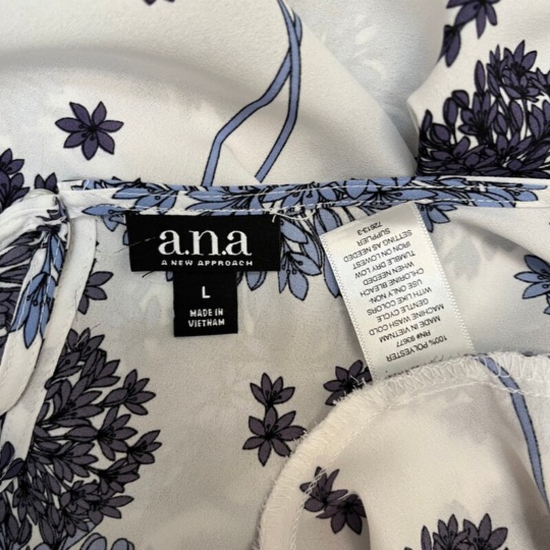 Ana Floral Top<br />
Bell Sleeve<br />
Colors: Blue, Purple, and White<br />
Size: Large