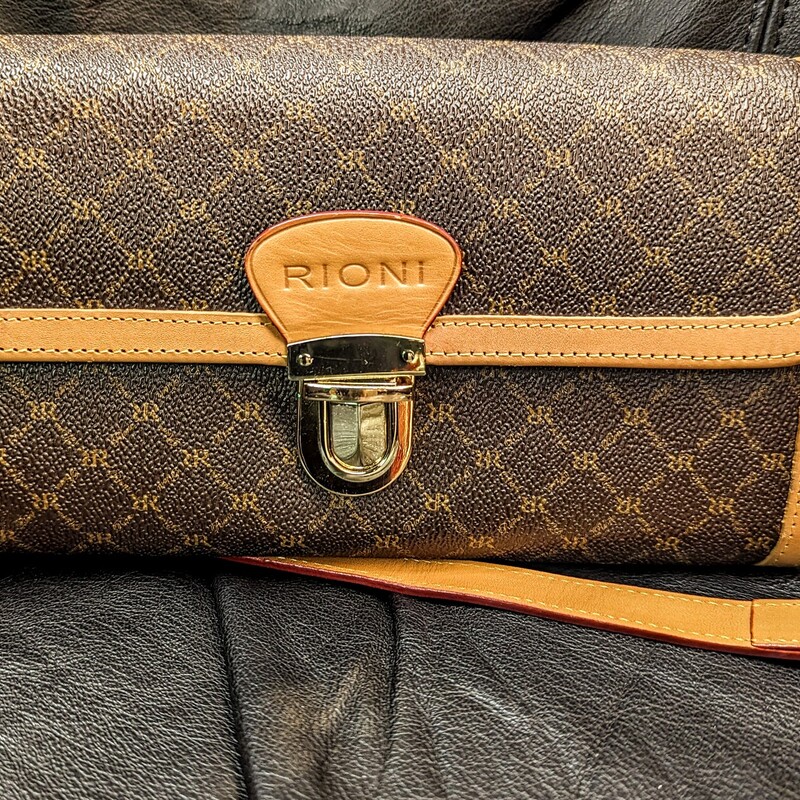 Rioni Signature Clutch Chain Strap
Brown Tan Gold
Size: 9.5  x 5.5H