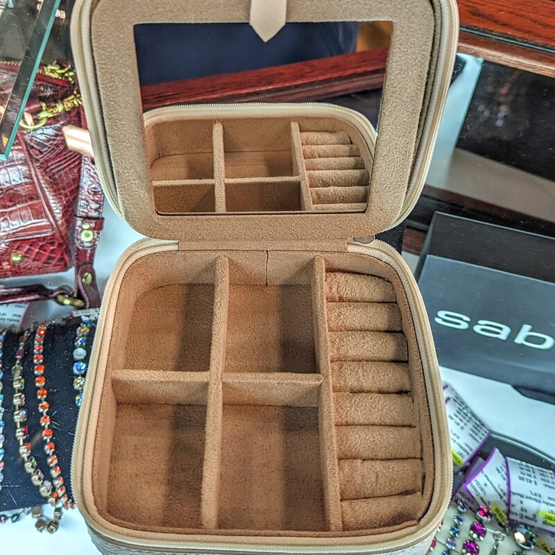 Travel Jewelry Case
Cream
Size: 5.5 x 2.5H