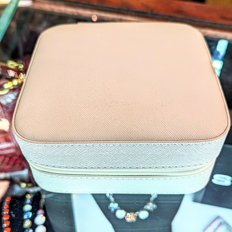 Travel Jewelry Case
Cream
Size: 5.5 x 2.5H