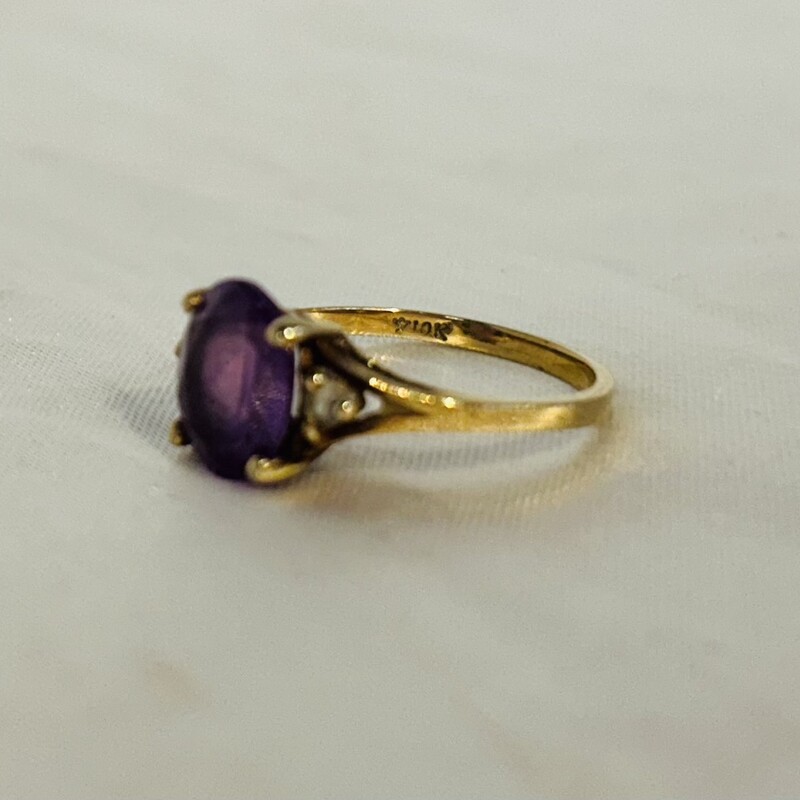10k Purple Stone Ring
Gold Purple Clear Size: 7.5
Weight: 2.6 grams (includes weight of stones)