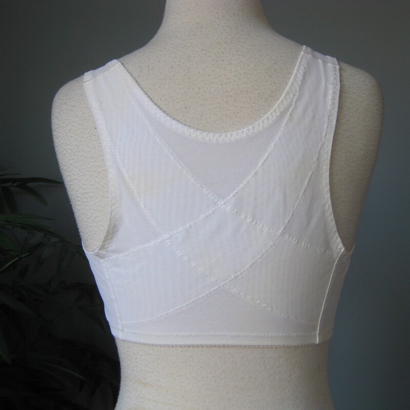 Structured White full coverage bra by Gelmart<br />
Like new condition with front closures and lace details<br />
marked size 36DD<br />
The Band and back have lots of strong stretch.<br />
The band measures only 28 from end to end but I think this is correct.<br />
I take a size 36B and this fits me well around the body.<br />
<br />
thanks for looking!<br />
#70419