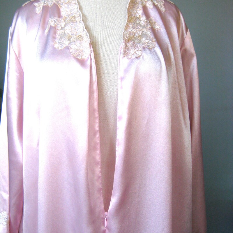 Ultra glam pink satin dressing gown from Oscar de la Renta, purchased at luxury department store Neiman Marcus.<br />
Ecru lace at the sleeves and on the bodice<br />
A half zipper at the center front.<br />
It has slits at both sides for ease of movement and pockets!<br />
It should fit a modern size M or large nicely.<br />
Please use the flat measurements below as your ultimate guide to fit.<br />
armpit to armpit: 22.75<br />
hip area: 24.5<br />
length: 52<br />
underarm sleeve seam: 15.75<br />
<br />
Excellent condition!<br />
<br />
#69052
