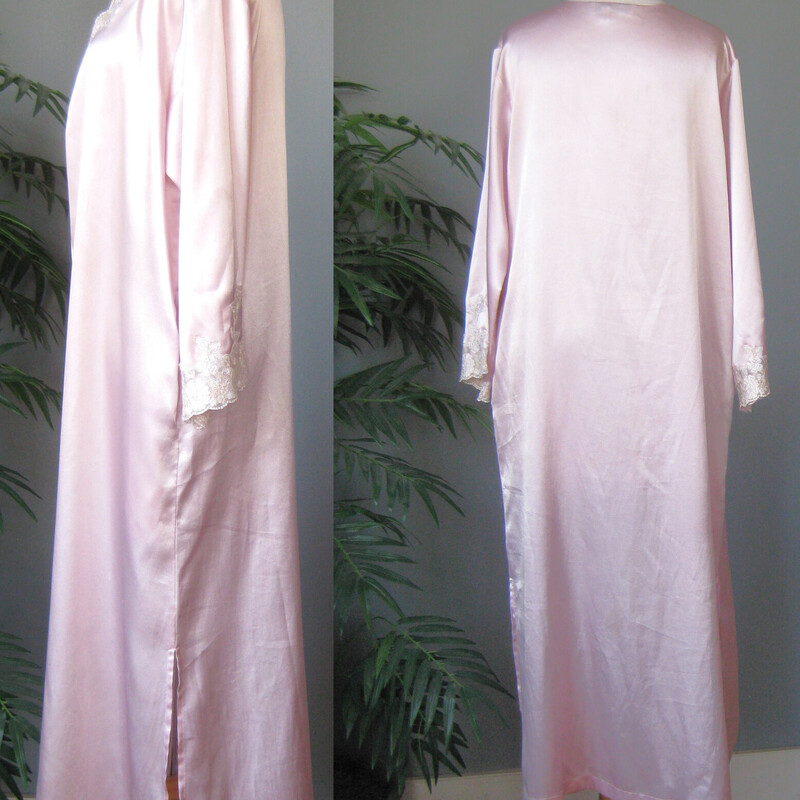 Ultra glam pink satin dressing gown from Oscar de la Renta, purchased at luxury department store Neiman Marcus.<br />
Ecru lace at the sleeves and on the bodice<br />
A half zipper at the center front.<br />
It has slits at both sides for ease of movement and pockets!<br />
It should fit a modern size M or large nicely.<br />
Please use the flat measurements below as your ultimate guide to fit.<br />
armpit to armpit: 22.75<br />
hip area: 24.5<br />
length: 52<br />
underarm sleeve seam: 15.75<br />
<br />
Excellent condition!<br />
<br />
#69052