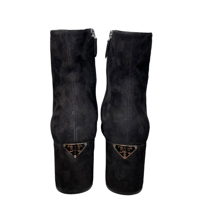 Prada Black Plaque  Suede,Size41
These suede boots from Prada are crafted of smooth suede and finished with a signature logo plaque.
Suede upper
Almond toe
Side-zip closure
Leather sole
Made in Italy