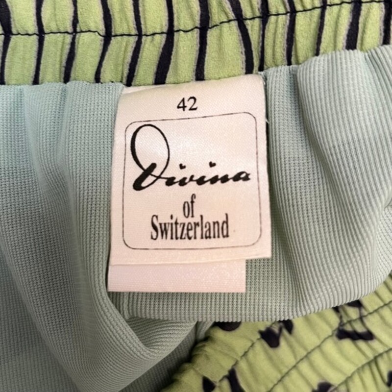 Divina Of Switzerland Skirt<br />
Cutest Musical Intrument Print!<br />
Colors:  Lime and Navy<br />
Size: 10/12