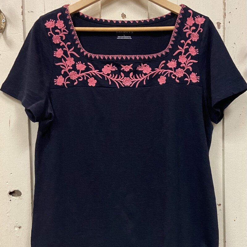 Nvy/coral Emb Tee<br />
Nvy/cora<br />
Size: Large