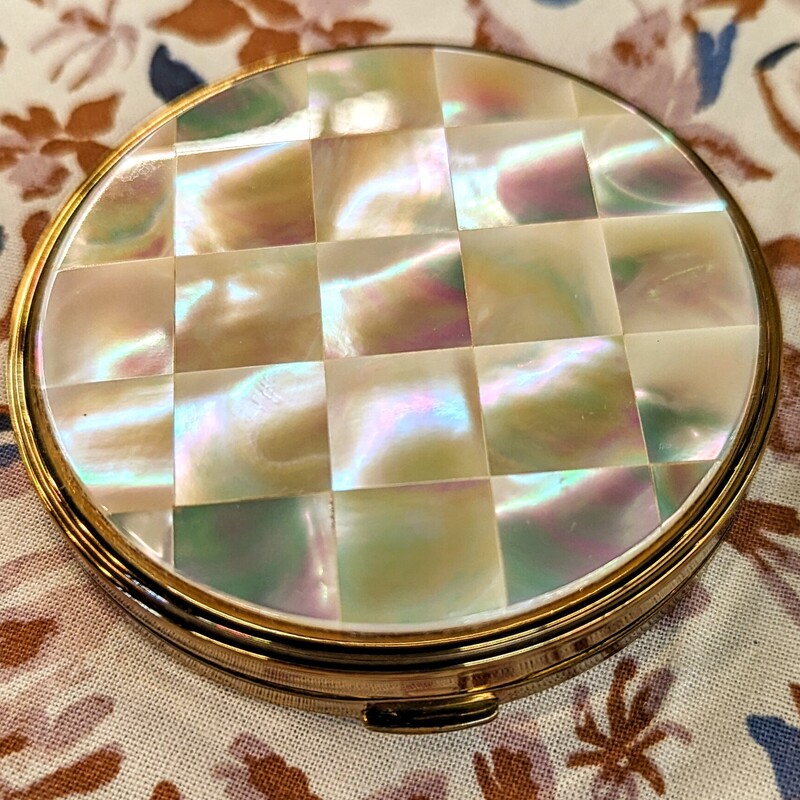Margaret Rose Compact
White and Gold
Size: 3 Diameter
