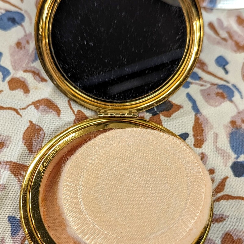 Margaret Rose Compact<br />
White and Gold<br />
Size: 3 Diameter