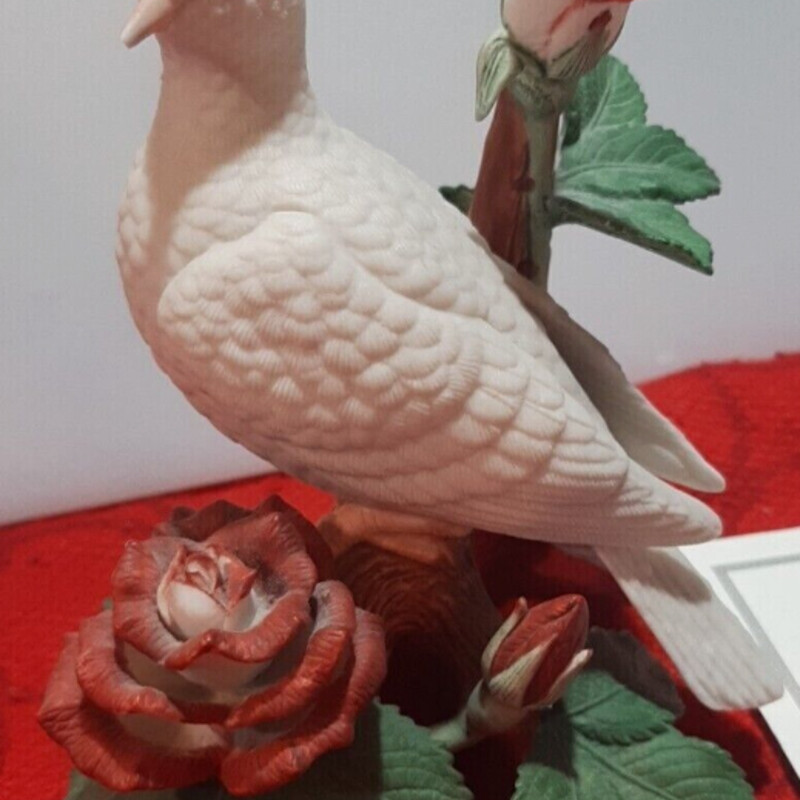 Lenox Dove With Roses
White Red Green Brown
Size: 6x5H
1996 Christmas Collection