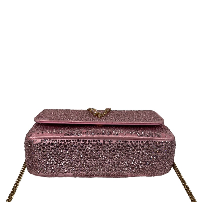 Versace Virtus Crystal, Pink, Size: ASIS
Virtus rhinestone-embellished shoulder bag

Named after the Roman deity of virtue and valour, Versace's Virtus bag features the signature Barocco V hardware at the front. It's covered in shimmering rhinestones and fitted with a chain-link shoulder strap.
- Light pink
- Lambskin
- Rhinestone embellishment
- Gold-tone logo plaque
- Foldover top with magnetic fastening
- Chain-link shoulder strap
- Internal card slots

Composition

Outer: Viscose 72%, Silk 28%
Lining: Lambskin 100%

Dimensions:
DEPTH 2 in
HEIGHT 3.9 in
STRAP 22.6 in
WIDTH 6.9 in

*Missing stones throughout the bag
