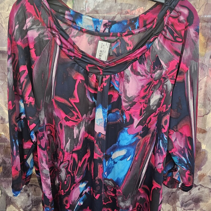 Blouse in a half sleeve with black pinks and blue print.