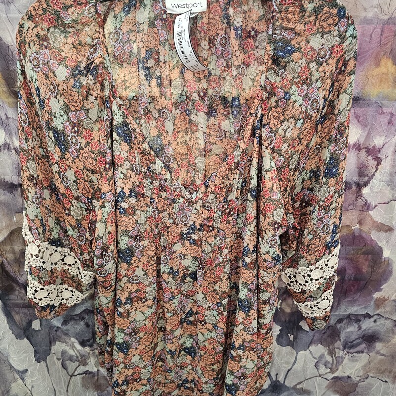 Sheer half sleeve blouse in a floral print with crocheted lace on the sleeves