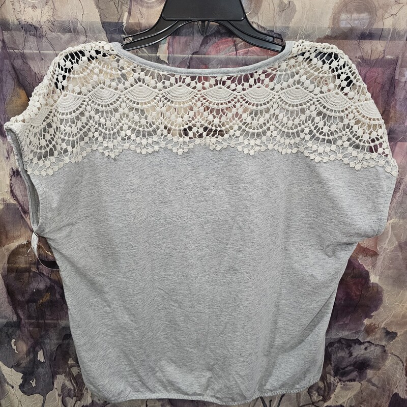 Super cute grey tee with elasitc waist and lace on the shoulders and sleeves.