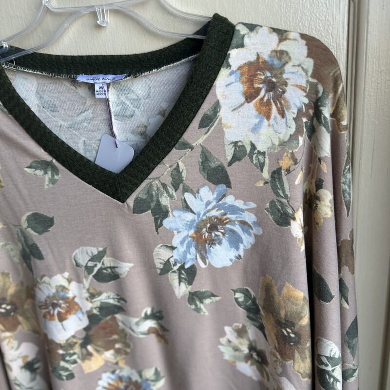 NWT White Birch Floral To, Tan, Size: Med<br />
New With Tags<br />
All Sales Final<br />
Free in store pickup within 7 days of purchase<br />
shipping available