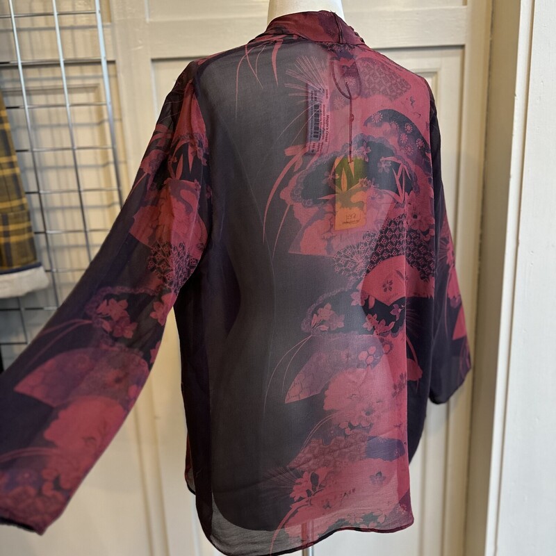 Citron Santa Monica Kimon, Red/Blk, Size: Medium<br />
NEW with Tags<br />
100% Silk<br />
long sleeve<br />
<br />
<br />
All Sales Are Final<br />
No Returns<br />
<br />
Pick Up In Store Within 7 Days of Purchase<br />
Or<br />
Shipping Is Available<br />
<br />
Thanks for shopping with us :-)