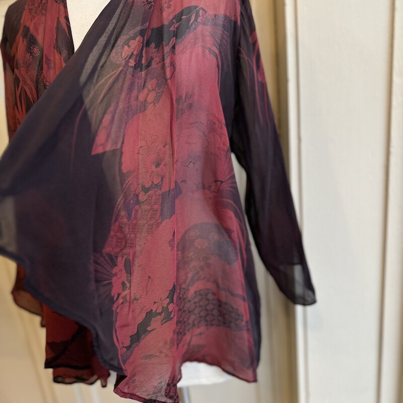Citron Santa Monica Kimon, Red/Blk, Size: Medium<br />
NEW with Tags<br />
100% Silk<br />
long sleeve<br />
<br />
<br />
All Sales Are Final<br />
No Returns<br />
<br />
Pick Up In Store Within 7 Days of Purchase<br />
Or<br />
Shipping Is Available<br />
<br />
Thanks for shopping with us :-)