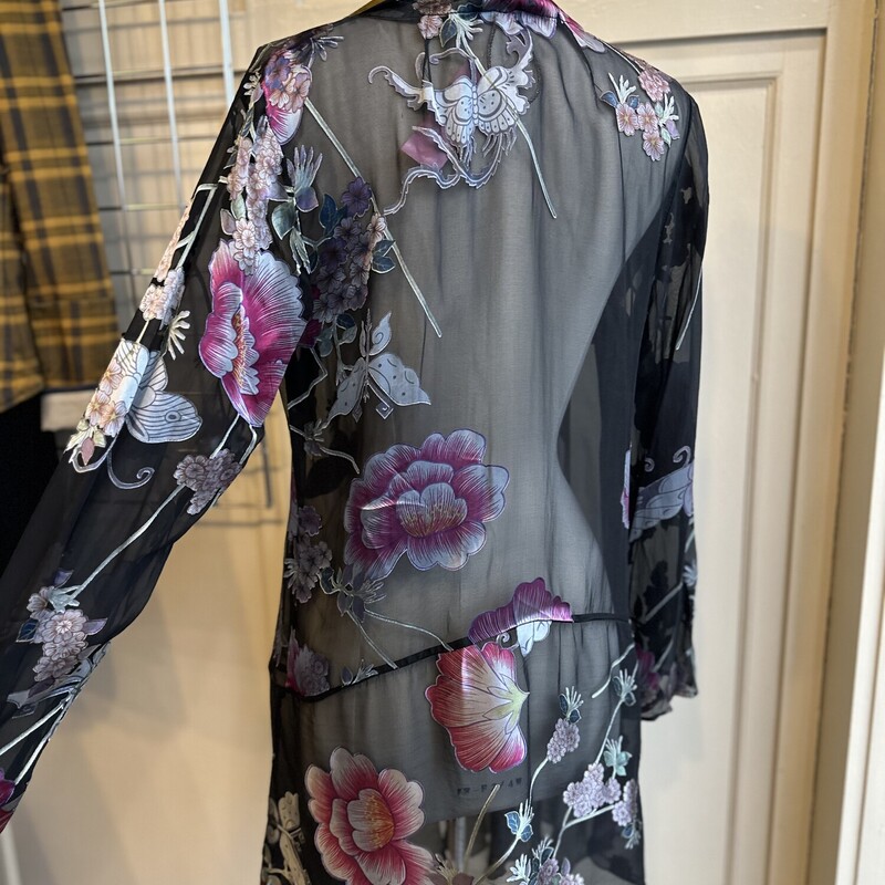 NEW Citron Santa Monica Flowy Sheer Kimono / Cardigan, BlackFloral , Size: Medium<br />
This piece is new with the Tags<br />
70%Rayon 30% Silk<br />
<br />
<br />
All Sales Are Final<br />
No Returns<br />
<br />
Pick Up In Store Within 7 Days of Purchase<br />
Or<br />
Shipping Is Available<br />
<br />
Thanks for shopping with us :-)