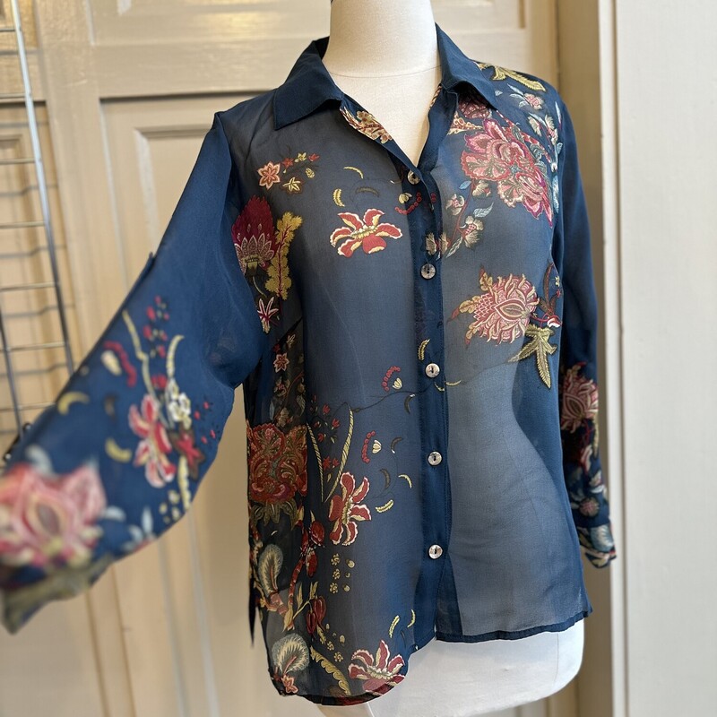 Citron Sheer Buttondown, TealFloral, Size: Medium
100%silk  Roll up long sleeve with button detailing
Teal background with floral artistry in mustard yellow and maroon/mauve

All Sales Are Final
No Returns

Pick Up In Store Within 7 Days of Purchase
Or
Shipping Is Available

Thanks for shopping with us :-)