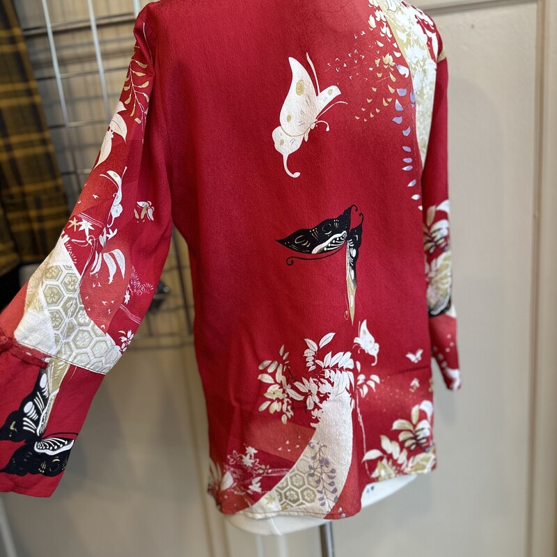 CitronSantaMonica FlowyTop, Red Butterfly Accents, Size: Medium<br />
Buttondown ,high collar accent, 3/4 split flowy sleeve<br />
100% silk<br />
<br />
All Sales Are Final<br />
No Returns<br />
<br />
Pick Up In Store Within 7 Days of Purchase<br />
Or<br />
Shipping Is Available<br />
<br />
Thanks for shopping with us :-)