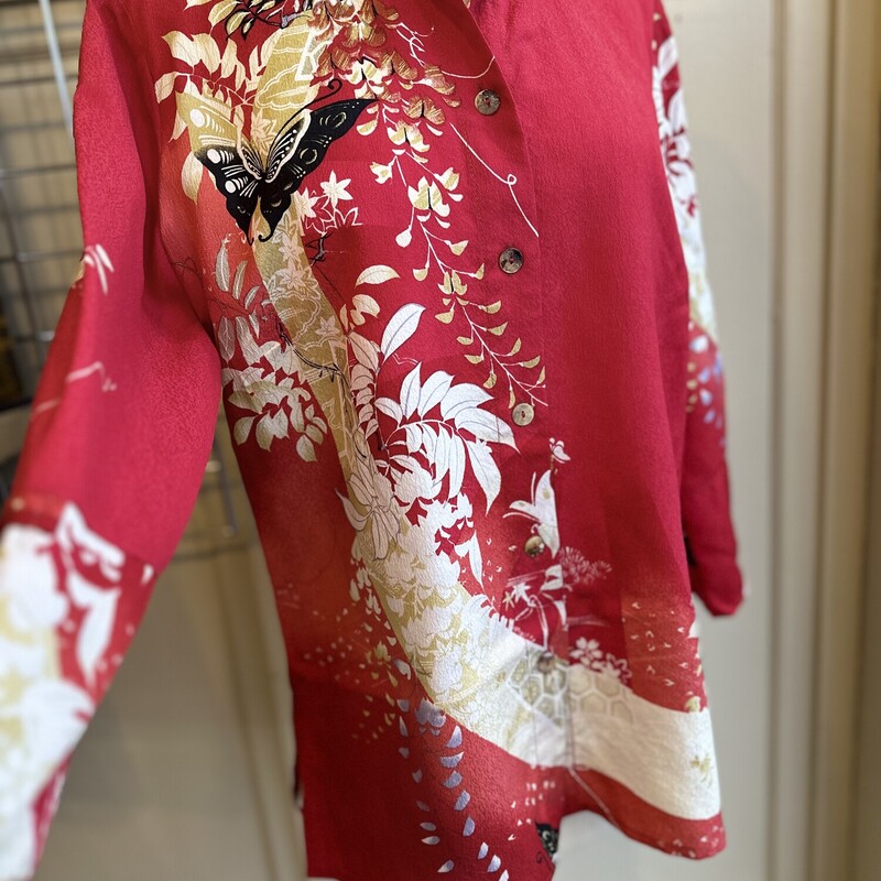CitronSantaMonica FlowyTop, Red Butterfly Accents, Size: Medium<br />
Buttondown ,high collar accent, 3/4 split flowy sleeve<br />
100% silk<br />
<br />
All Sales Are Final<br />
No Returns<br />
<br />
Pick Up In Store Within 7 Days of Purchase<br />
Or<br />
Shipping Is Available<br />
<br />
Thanks for shopping with us :-)