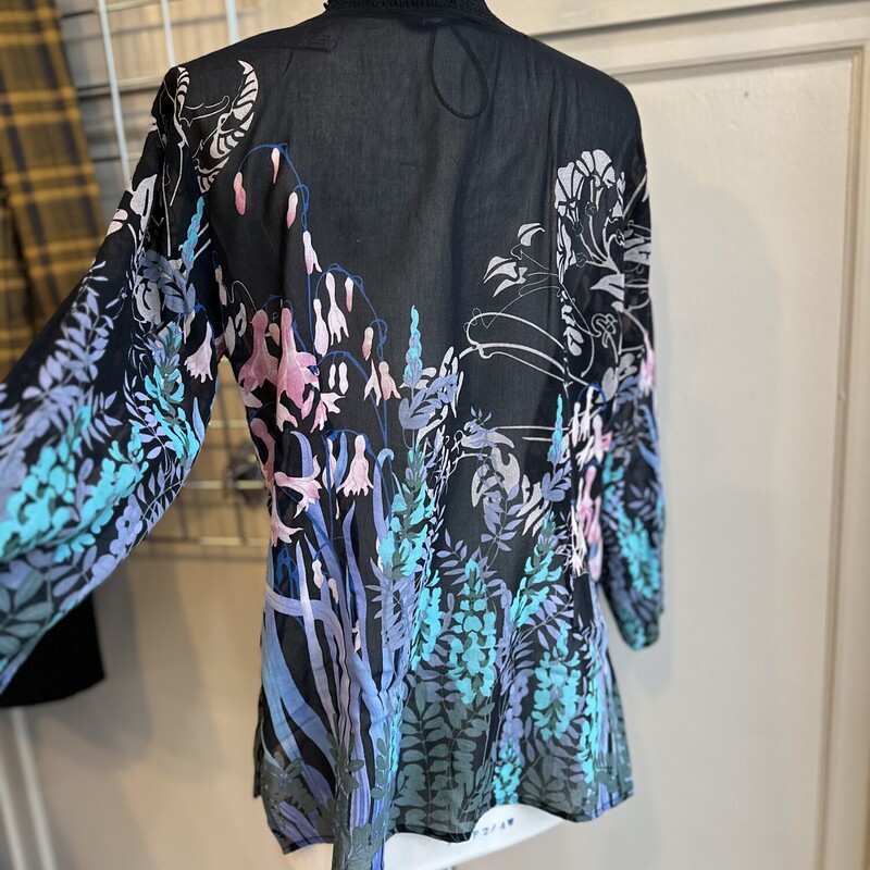 Citron BD Blouse, Black Floral, Size: Medium<br />
3/4 sleeveVneck Button closure. balck,purple,teal and  green artistry<br />
55%silk 45%cotton<br />
All Sales Are Final<br />
No Returns<br />
<br />
Pick Up In Store Within 7 Days of Purchase<br />
Or<br />
Shipping Is Available<br />
<br />
Thanks for shopping with us :-)