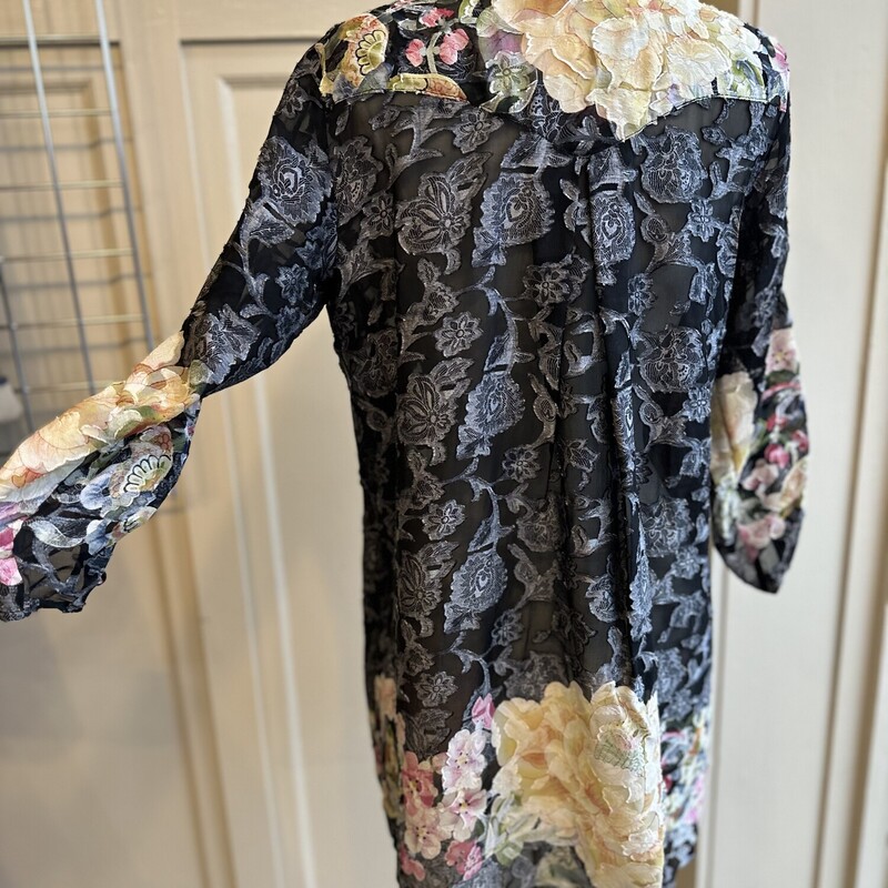 Citron Flowy Tunic, Black w/Floral Acccent, Size: Small<br />
50% rayon 50%Silk, Large Button detailing with front vneck. Sleeves are drawstring sleeve w/metal spring release<br />
<br />
All Sales Are Final<br />
No Returns<br />
<br />
Pick Up In Store Within 7 Days of Purchase<br />
Or<br />
Shipping Is Available<br />
<br />
Thanks for shopping with us :-)