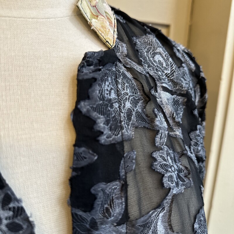 Citron Flowy Tunic, Black w/Floral Acccent, Size: Small
50% rayon 50%Silk, Large Button detailing with front vneck. Sleeves are drawstring sleeve w/metal spring release

All Sales Are Final
No Returns

Pick Up In Store Within 7 Days of Purchase
Or
Shipping Is Available

Thanks for shopping with us :-)