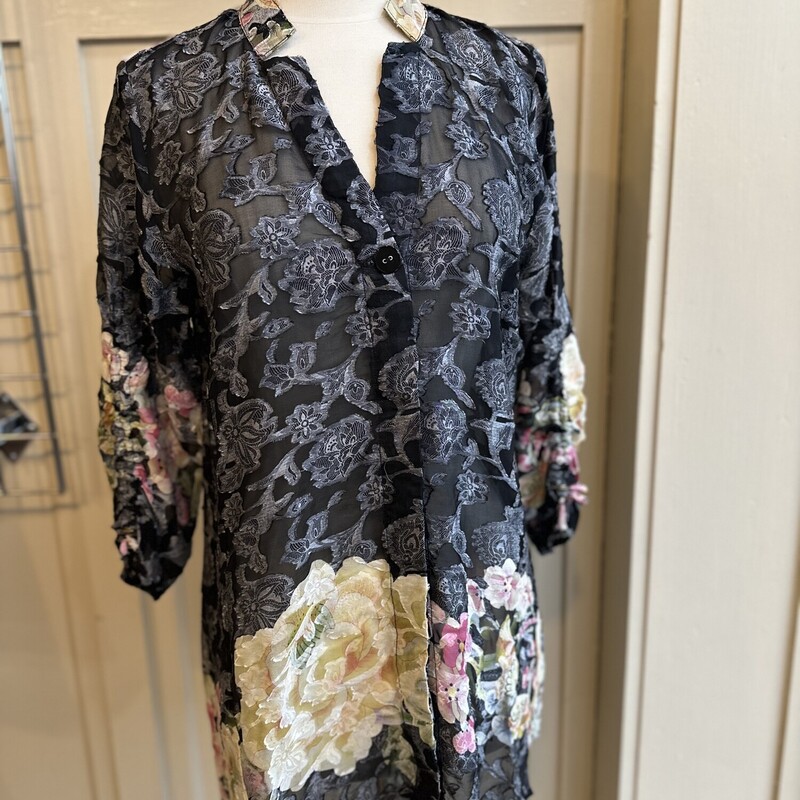 Citron Flowy Tunic, Black w/Floral Acccent, Size: Small<br />
50% rayon 50%Silk, Large Button detailing with front vneck. Sleeves are drawstring sleeve w/metal spring release<br />
<br />
All Sales Are Final<br />
No Returns<br />
<br />
Pick Up In Store Within 7 Days of Purchase<br />
Or<br />
Shipping Is Available<br />
<br />
Thanks for shopping with us :-)