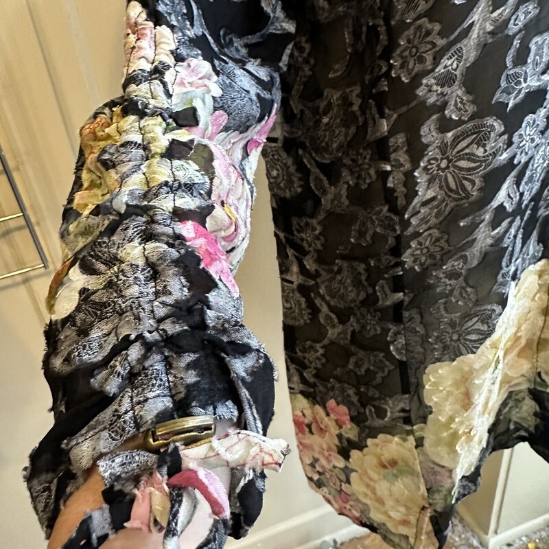 Citron Flowy Tunic, Black w/Floral Acccent, Size: Small
50% rayon 50%Silk, Large Button detailing with front vneck. Sleeves are drawstring sleeve w/metal spring release

All Sales Are Final
No Returns

Pick Up In Store Within 7 Days of Purchase
Or
Shipping Is Available

Thanks for shopping with us :-)