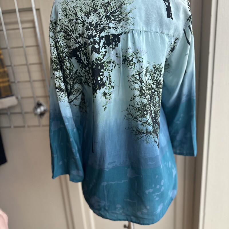 CITRON Button Down Blouse/Trees, Blue/blk,/green Size: Medium, 3/4 sleeve<br />
<br />
100%SILK Citron Santa Monica Button Down Blouse with Trees and Blue,Green and Black Artistry<br />
<br />
All Sales Are Final<br />
No Returns<br />
<br />
Pick Up In Store Within 7 Days of Purchase<br />
Or<br />
Shipping Is Available<br />
<br />
Thanks for shopping with us :-)